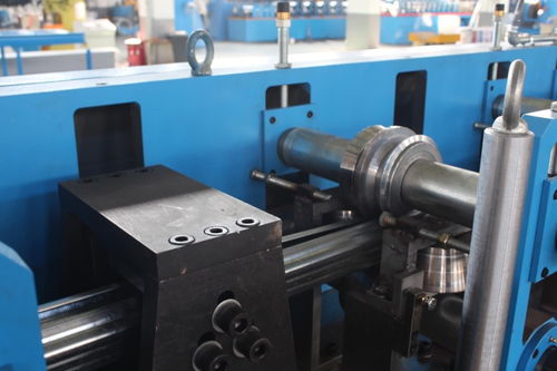 久進五金機械廠 以服務至上的理念，深耕成型機與車庫門設備制造